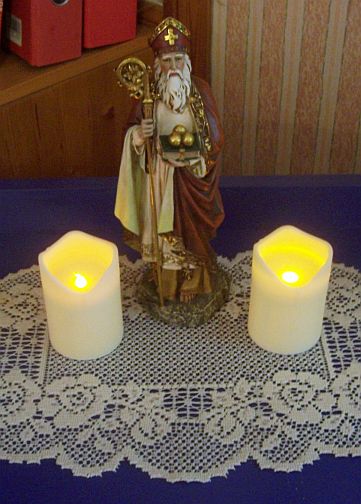 Saint Nicholas statue and totally FAKE candles...