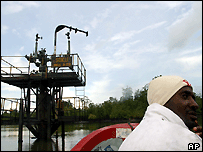 Rebelde perto de plataforma petrolífera na Nigéria