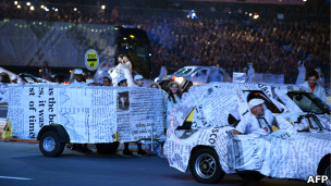 Cars wrapped in newspaper at the closing ceremony