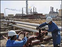 Funcionários iraquianos em refinaria de petróleo perto da cidade de Basra