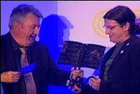 Harri Pritchard Jones yn cyflwyno Gwobr llyfr y Flwyddyn yn seremoni 2007