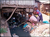 Crianças em favela