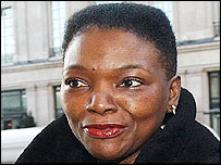 Baronka Valerie Amosová nahradila ve funkci ministryně Clare Shortovou, která odstoupila na protest proti Blairově politice vůči Iráku 