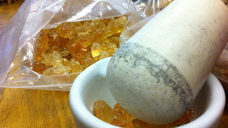 acacia gum in pestle & mortar