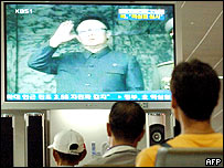  Sul-coreanos assistem a pronunciamento na TV do líder norte-coreano, Kim Jong-il, sobre o teste nuclear 