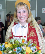 Mari Grug Davies, cyflwynydd y flodeuged yn seremoni y coroni