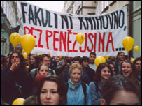 Protestující studenti v Celetné ulici