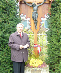 Hermann Memmel at the old Munich monument