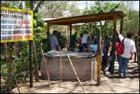 Ymgasglu wrth y ffynnon yn San Dionisio 