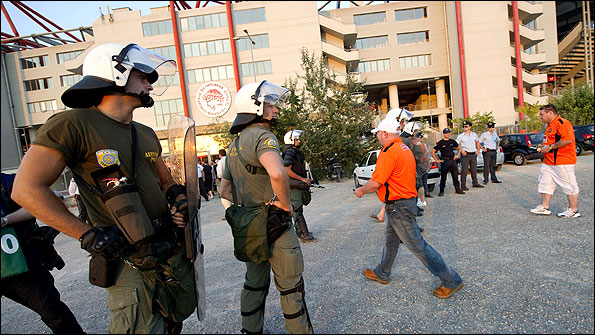 athens_police_getty_595.jpg