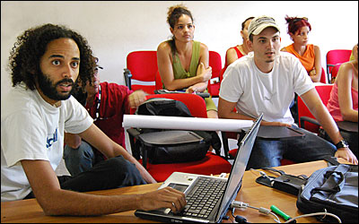 Universitarios. (Foto: Raquel Pérez)