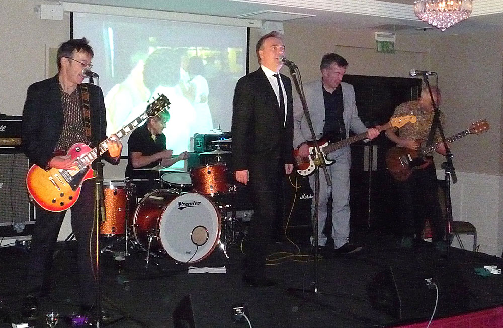 The Undertones play a wedding gig.