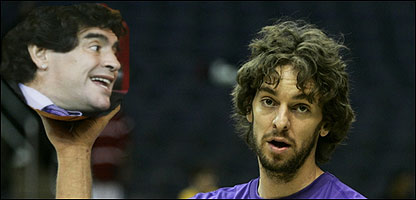 Gasol con balón de Maradona