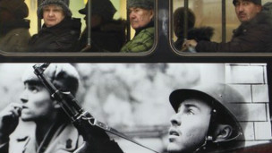 Người dân Romania trên xe điện có hình ảnh cách mạng 1989