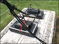 Radar tests on grave 