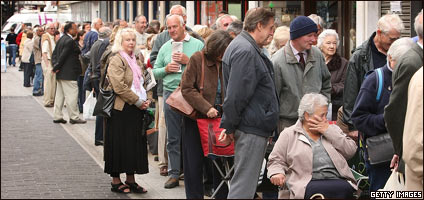Fila en una sucursal de Northern Rock para retirar el dinero