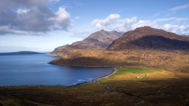 Camas Fhionnairigh: Choisich Marion bho Thaigh-òsta Shligeachain san Eilean Sgitheanach gu ruige Camas Fhionnairigh agus thog i an dealbh-sa tràth sa mhadainn.