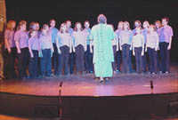 C&ocirc;r Newyddion Da a'u harweinydd Marilyn Lewis