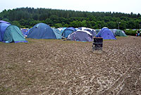 Pebyll yn y mwd