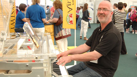 Gerallt wrth Y piano