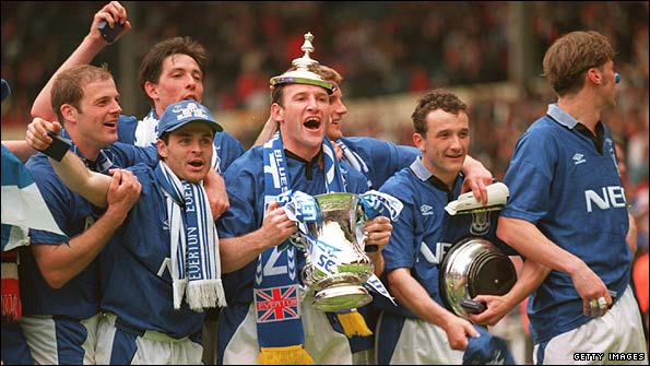 Everton celebrate after the 1995 FA Cup final