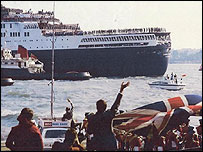 QE2 sets sail for the falklands