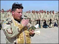 Український священик в Іраку улітку 2004 року. Фото УНІАН