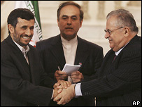 Ahmadinejad é cumprimentado em Bagdá pelo presidente iraquiano
