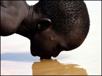 Su içen bir Afrikalı