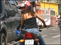 Một cô gái địa phương trên đường phố