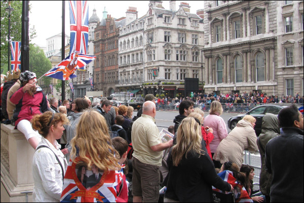 Người dân chờ xe đám rước Hoàng gia