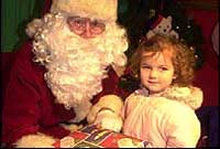 Ffrindiau mawr - ond nid pawb sydd eisiau closio at santa