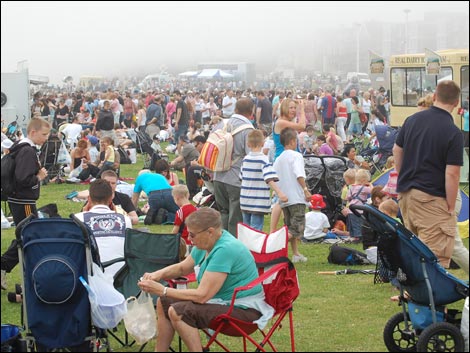 Crowds in the fret on Cliffe Park, Seaburn 