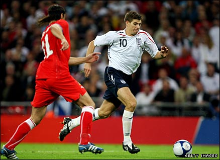 Gerrard runs at the Czech Republic defence