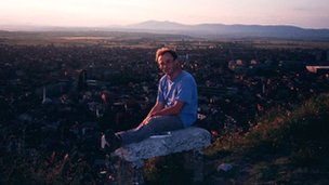 1998年，BBC记者布彻尔在科索沃