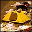 Moradores de Chengdu, China, acampam na rua depois do terremoto