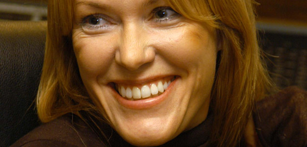 Cerys Matthews yn gwenu