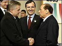 Berlusconi cumprimenta o ministro polonês Wlodzimierz Cimoszewicz