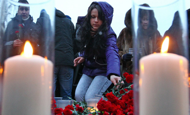 डोमोडडोवो विस्फोट में मारे गए लोगों की याद में मॉस्को में लोगों ने मोमबत्तियाँ जलाईं. (तस्वीर- आरआईए नोवोस्ती)