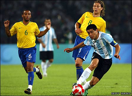 Juan Riquelme weaves through Brazil's defence