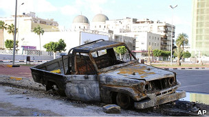 سيارة محترقة في بنغازي 