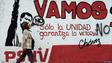 Mulher caminha em frente a muro com propaganda do referendo em 2009