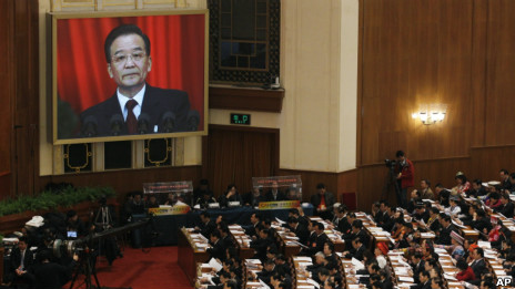 北京人民大會堂屏幕上轉播溫家寶發表政府工作報告(5/3/2013)