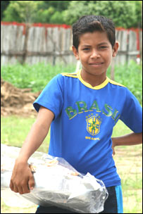 Cậu bé bán hàng rong ở Parintins