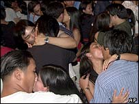 Jovens se beijando