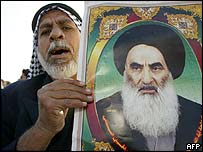 Şii lider Ayetullah Sistani'nin posterini taşıyan bir Iraklı
