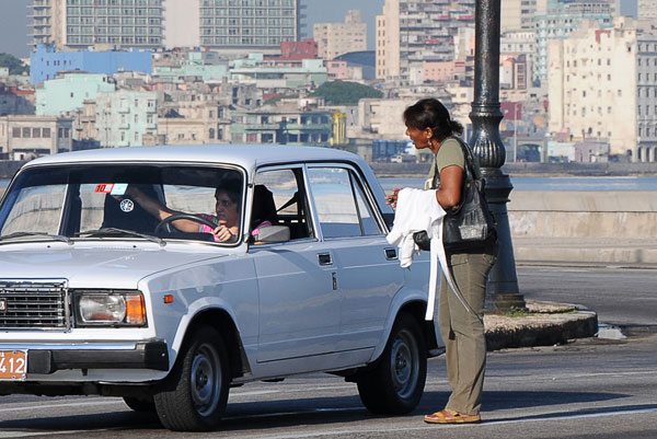 Doctora cubana haciendo autostop en una calle de La Habana. (Foto: Raquel Pérez)