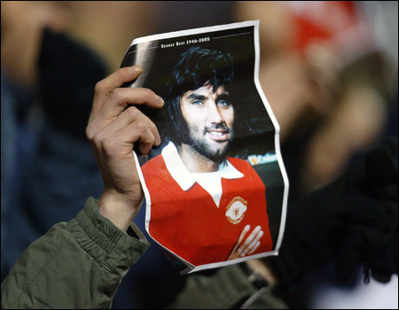 30.11.05: United fans pay respects to George Best