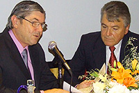  Mario Pugh, chwith, a Dr. Carlos Dante Ferrari.