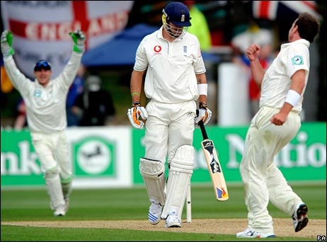 New Zealand celebrate after Pietersen's unlucky run-out